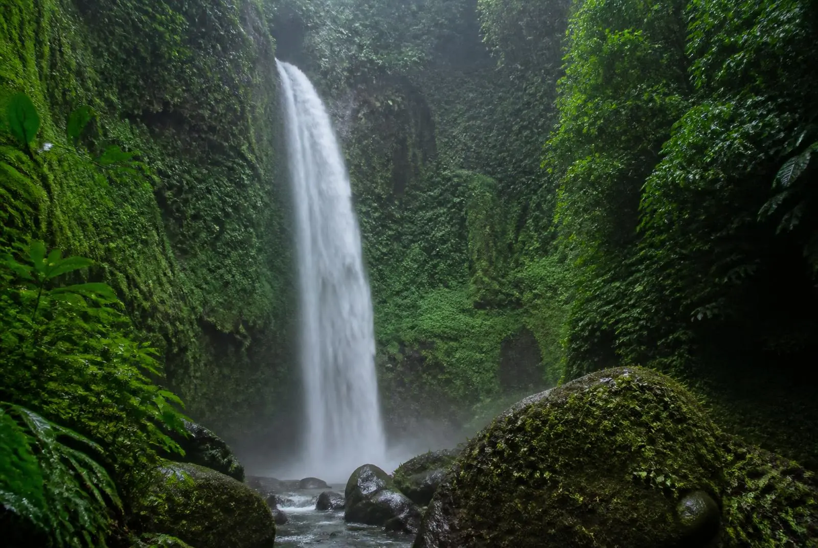 Waterval in de jungle van Lombok